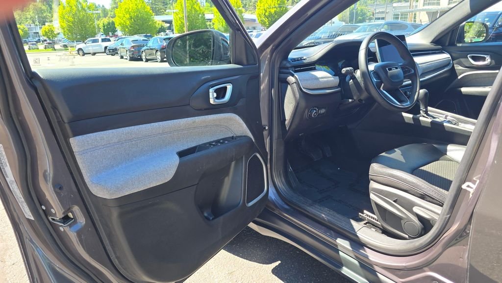 Used 2024 Baltic Gray Metallic Clearcoat Jeep Latitude image 20