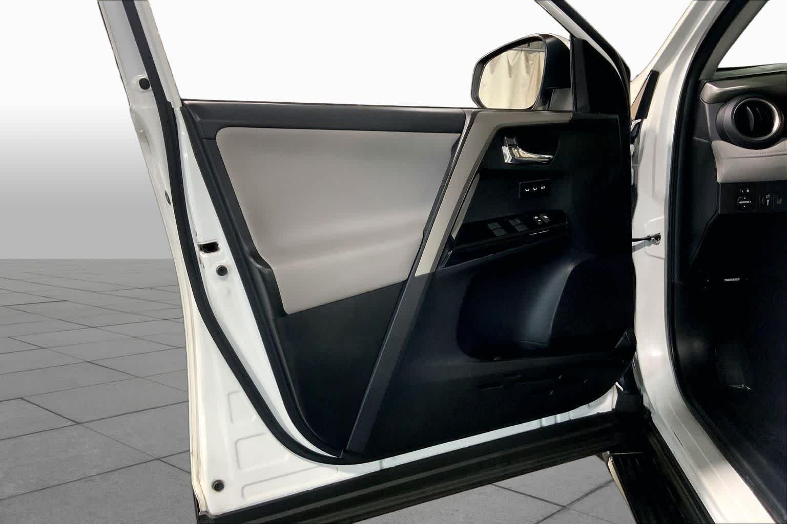 Used 2017 Blizzard Pearl Toyota Limited image 22