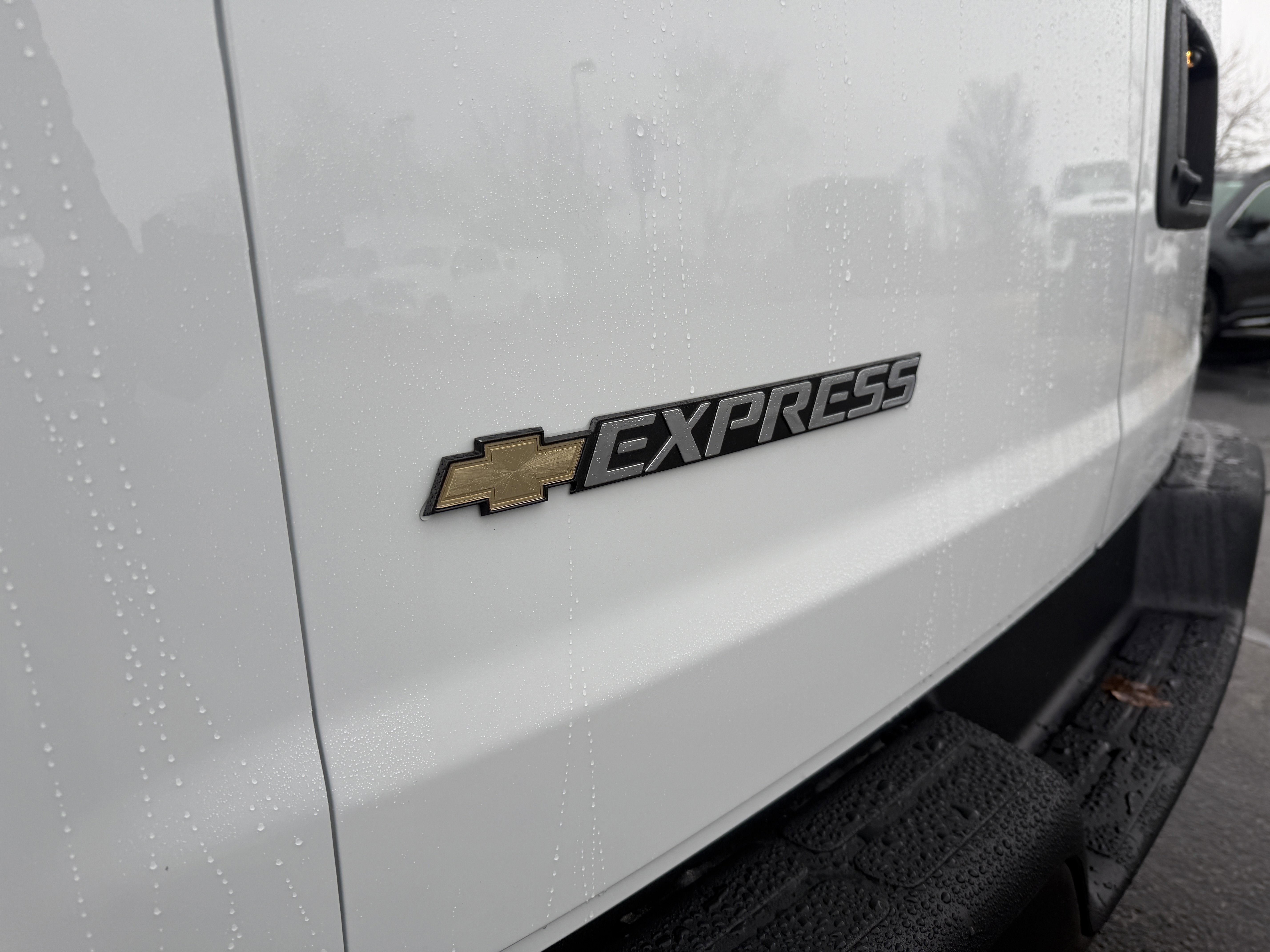 New 2025 Summit White Chevrolet 1LS image 9