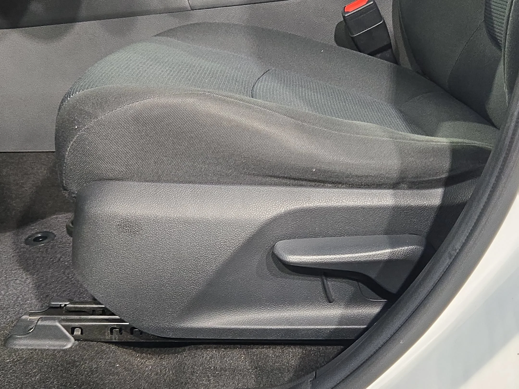 Used 2022 White Toyota LE image 22