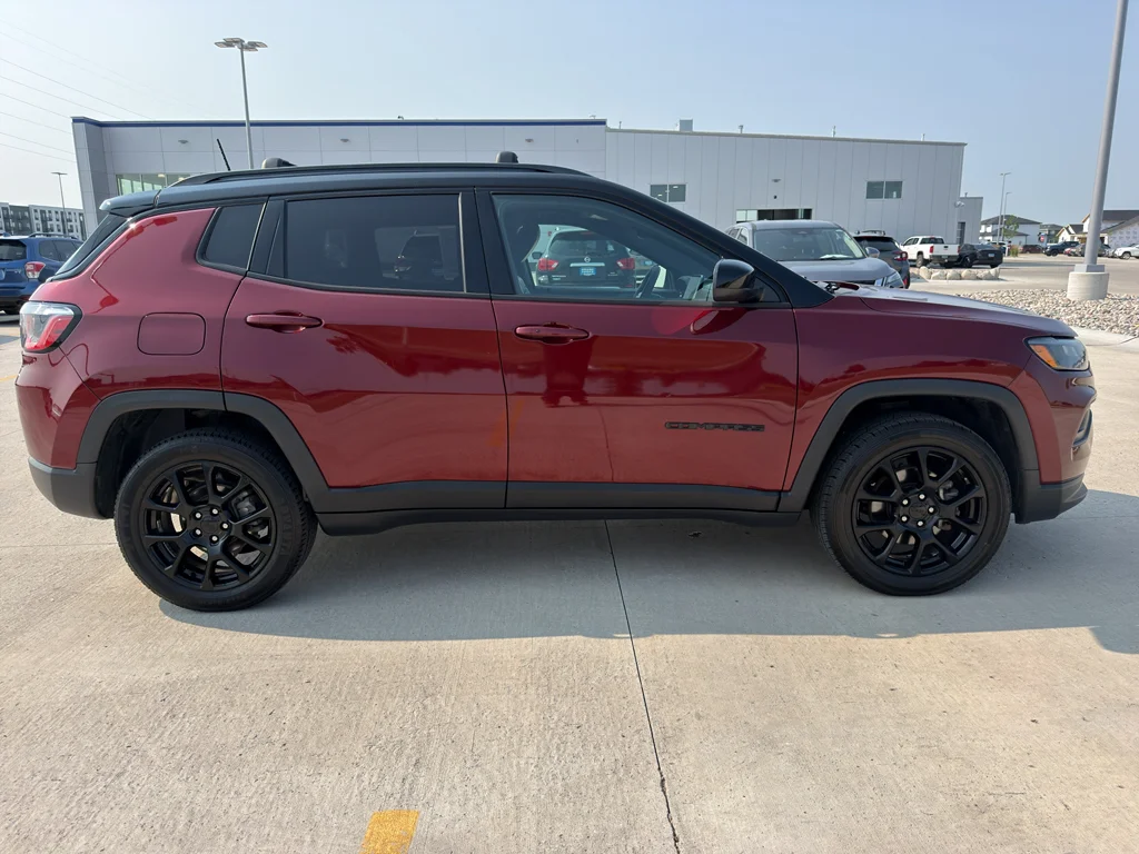 Used 2022 Velvet Red Pearl Jeep Altitude image 4