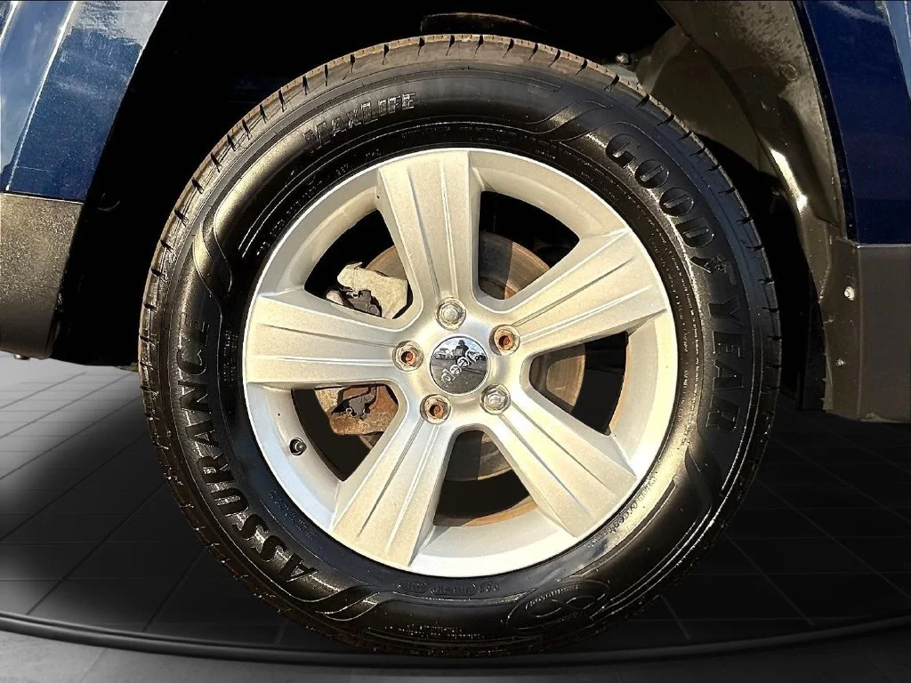 Used 2015 True Blue Pearlcoat Jeep Latitude image 38