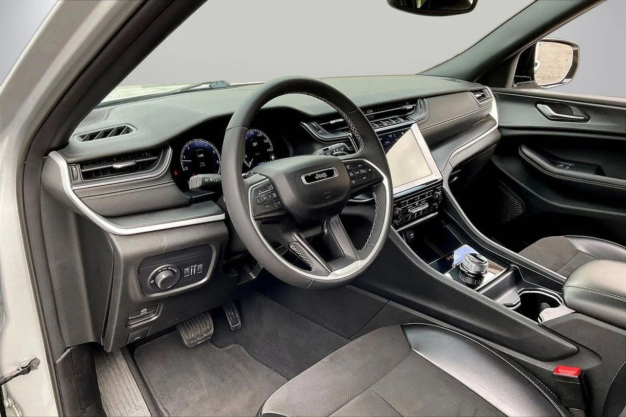 Used 2024 Silver Jeep Altitude image 19