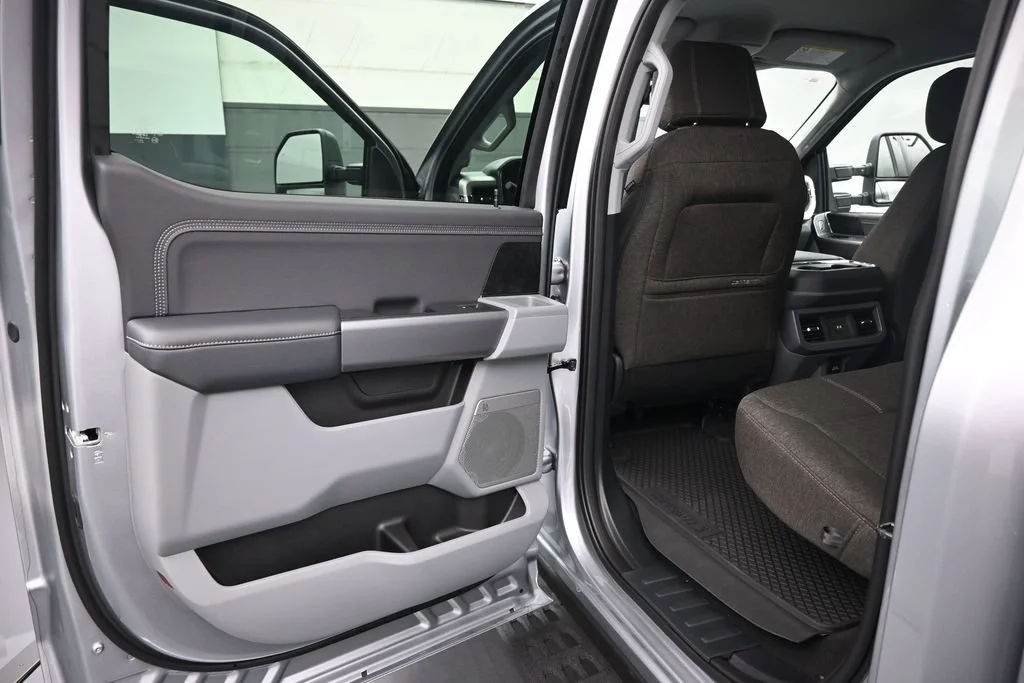 New 2027 Iconic Silver Metallic Ford XLT image 9