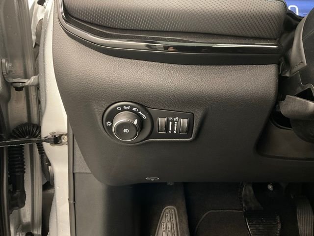 New 2026 Silver Zynith Metallic Clearcoat Jeep Latitude image 14