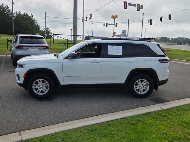 Used 2025 White Jeep Laredo image 4