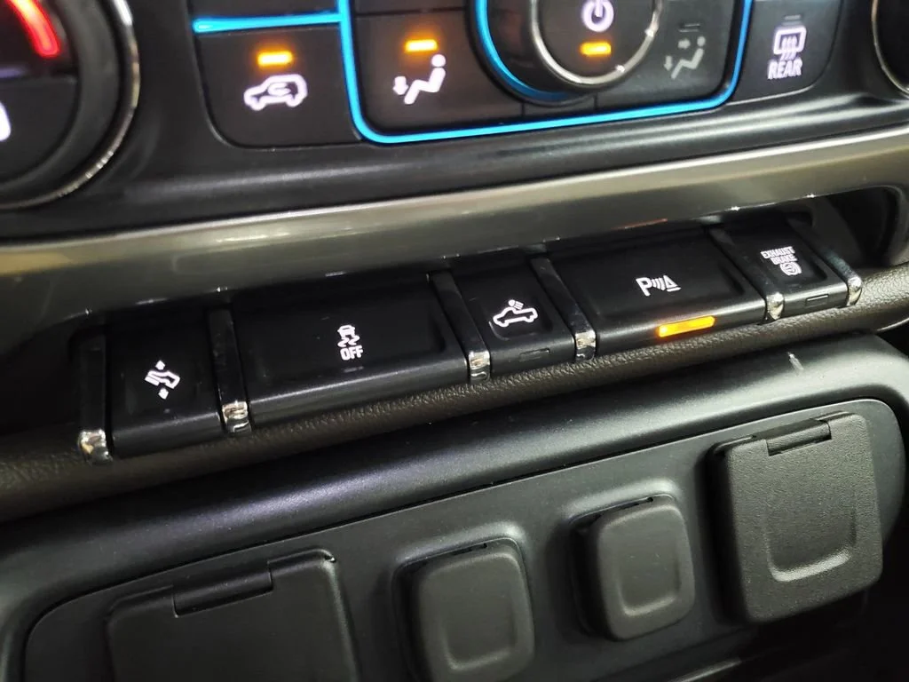 Used 2018 IRIDESCENT PEARL TRICOAT Chevrolet LTZ image 26