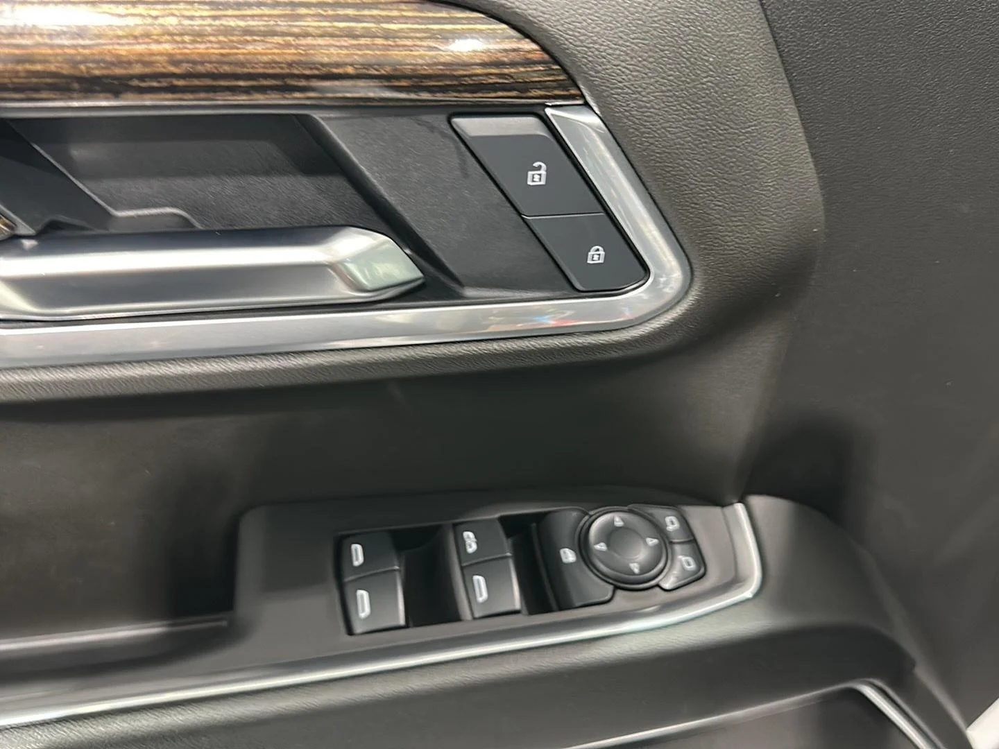 Used 2025 Summit White GMC Elevation image 18