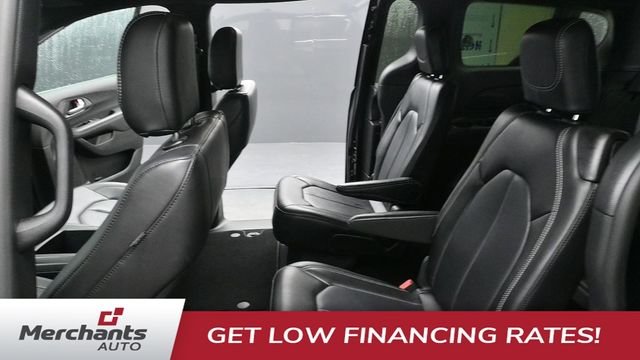 Used 2025 Black Chrysler Select image 23