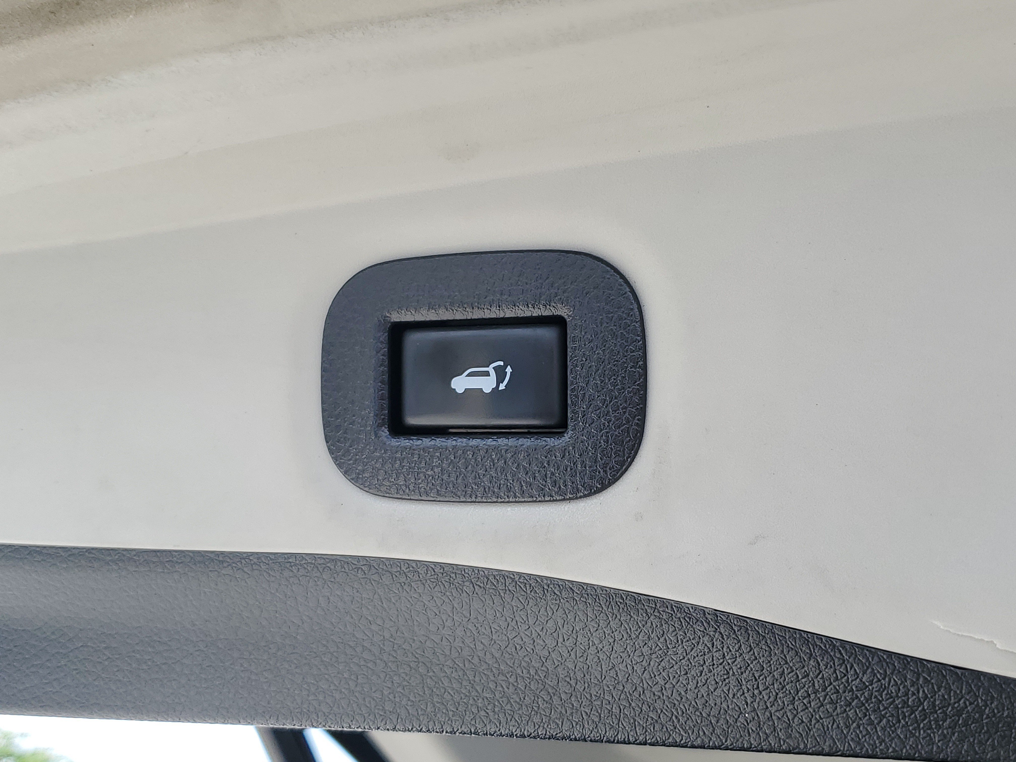 Used 2018 Gun Metallic Nissan SL image 10