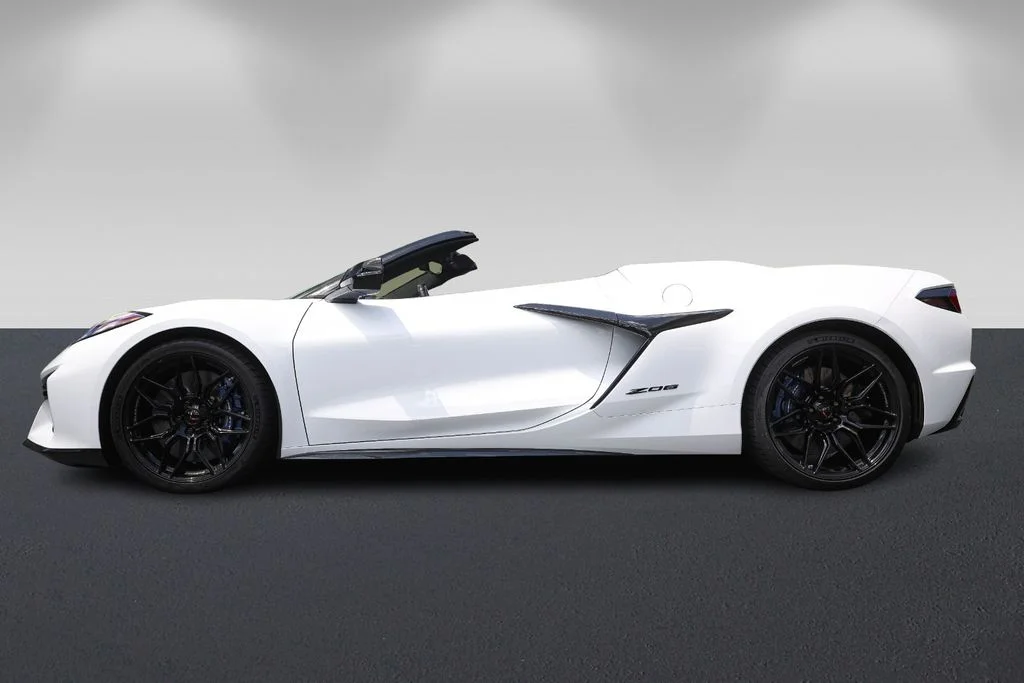 Used 2026 Arctic White Chevrolet Z06 image 6
