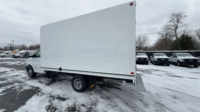 New 2025 Summit White GMC 2WT image 35