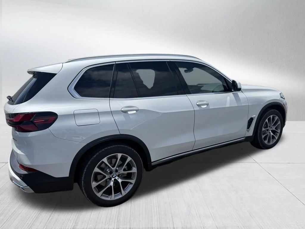 Used 2026 White BMW xDrive40i image 5