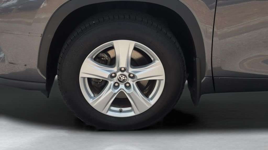 2024 Toyota Highlander LE - Photo 26