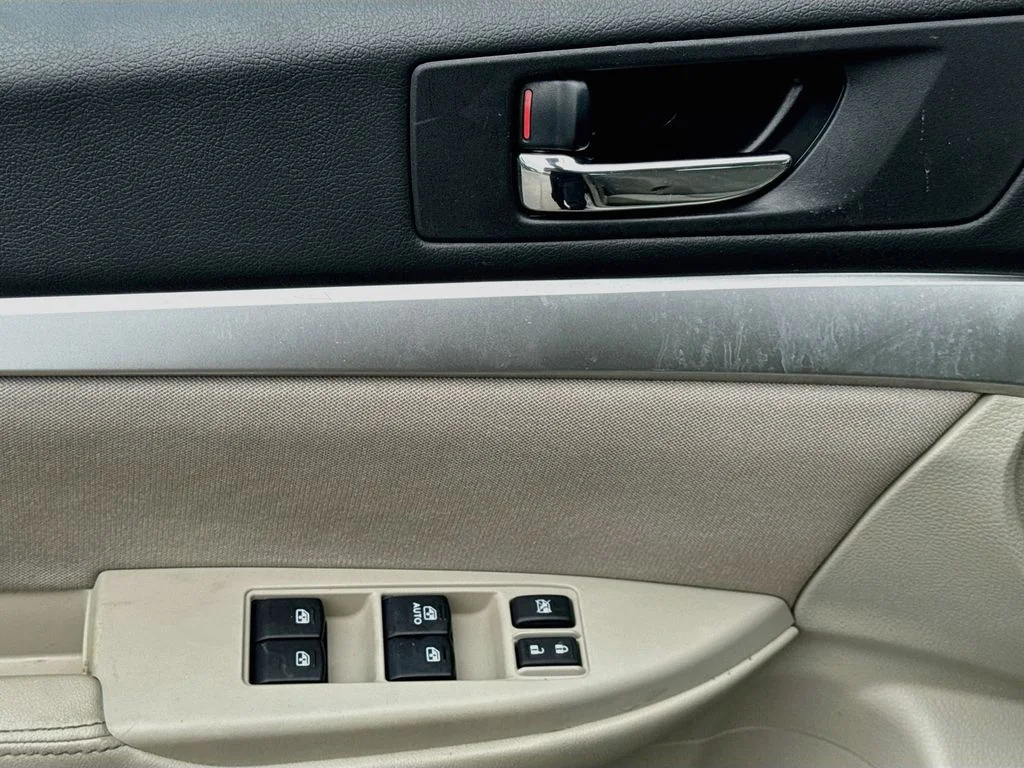 Used 2013 White Subaru 2.5i image 19