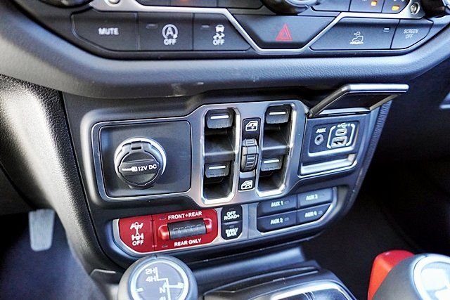 New 2026 Bright White Clear-Coat Exterior Paint Jeep Rubicon image 32