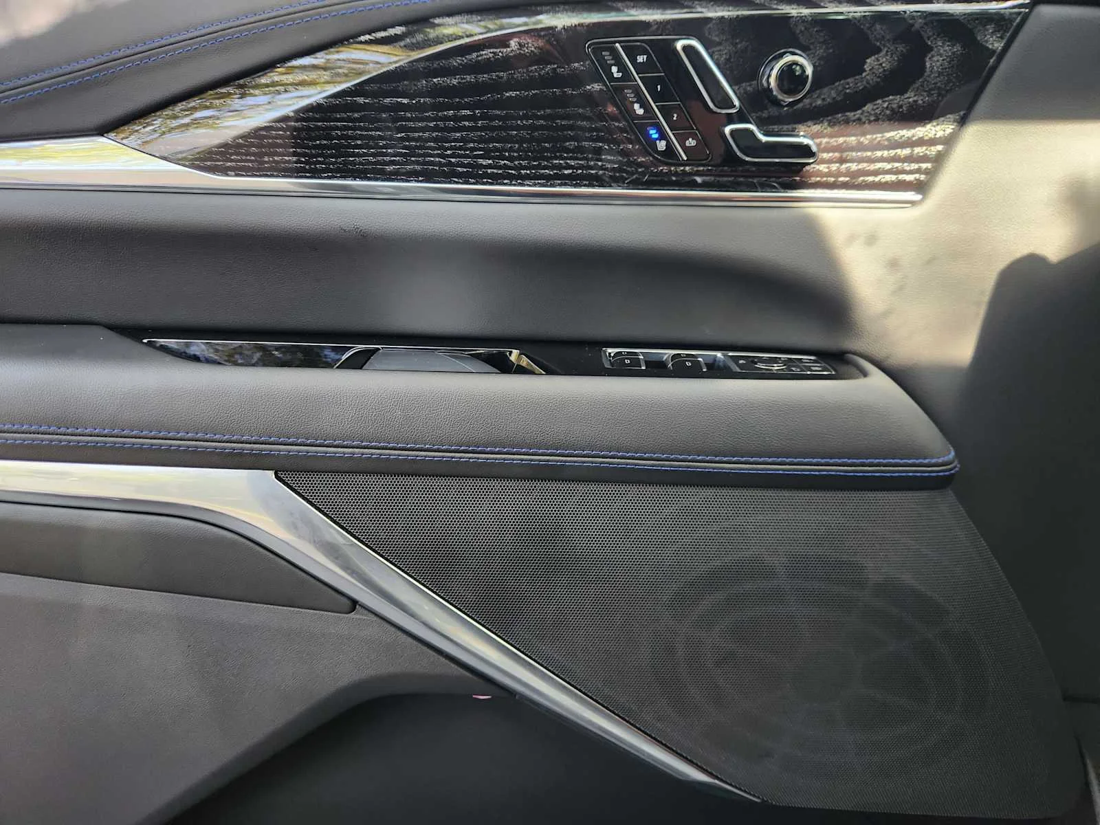 New 2026 Luna Metallic Cadillac Luxury image 15