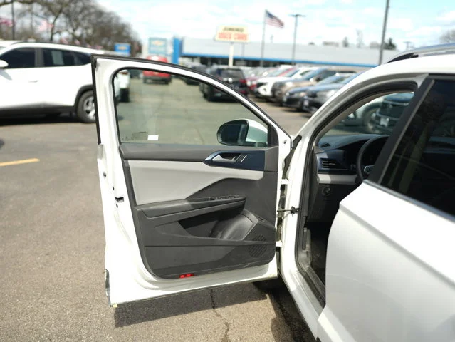 Used 2022 White Volkswagen SE image 26