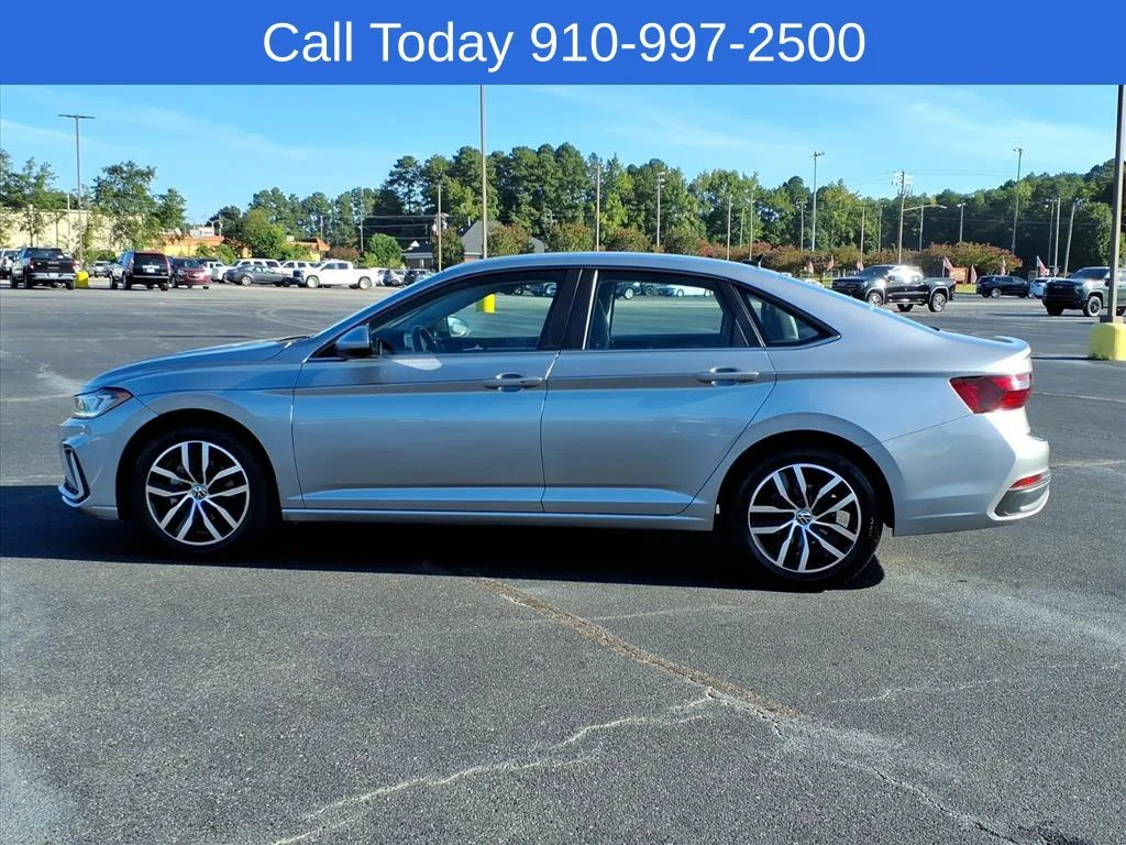Used 2025 Silver Volkswagen SE image 5