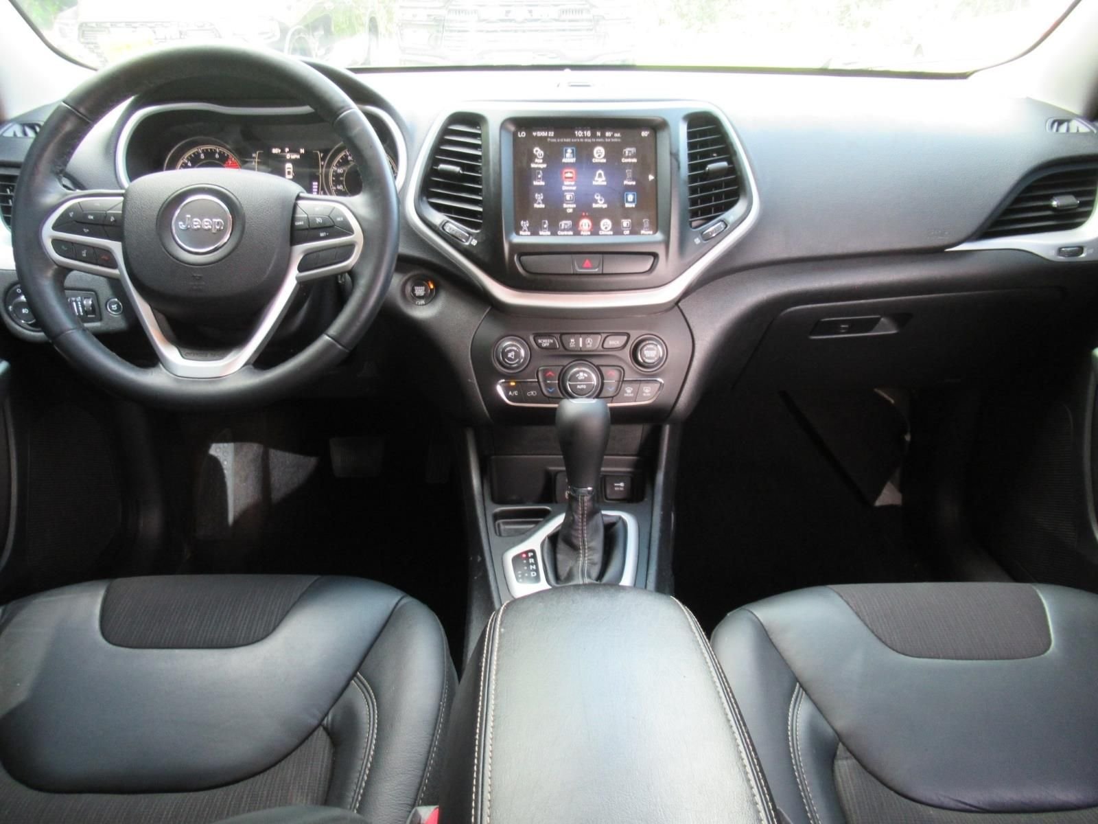 Used 2018 White Jeep Latitude Plus image 12