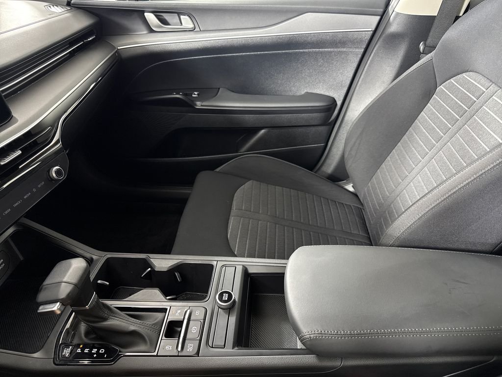 2025 Kia K5 LXS - Photo 19