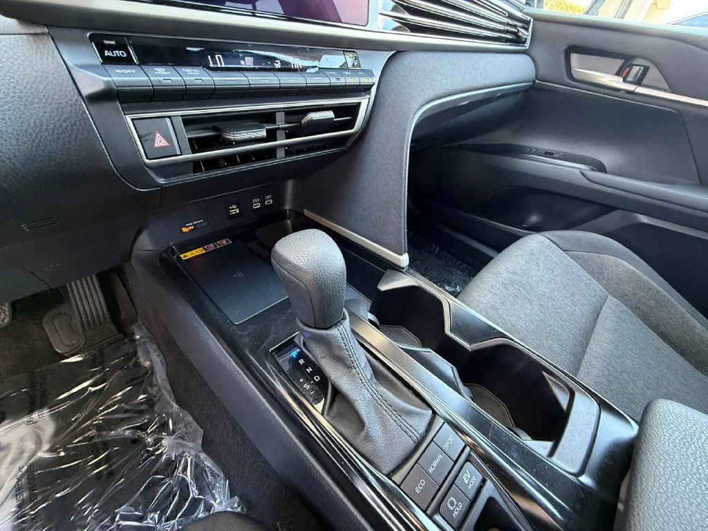Used 2025 White Toyota LE image 22