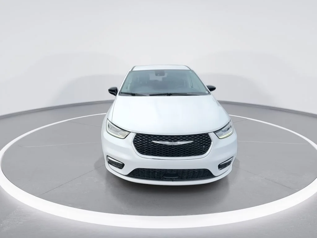 Used 2024 White Chrysler Touring L image 3