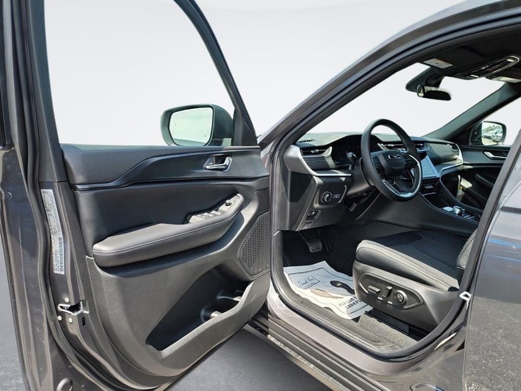 New 2026 Baltic Gray Metallic Clear-Coat Exterior Paint Jeep Laredo image 15