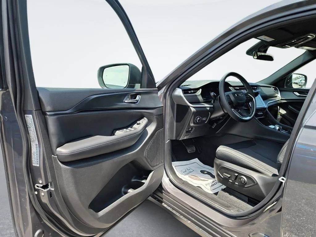 New 2026 Baltic Gray Metallic Clearcoat Jeep Laredo image 15