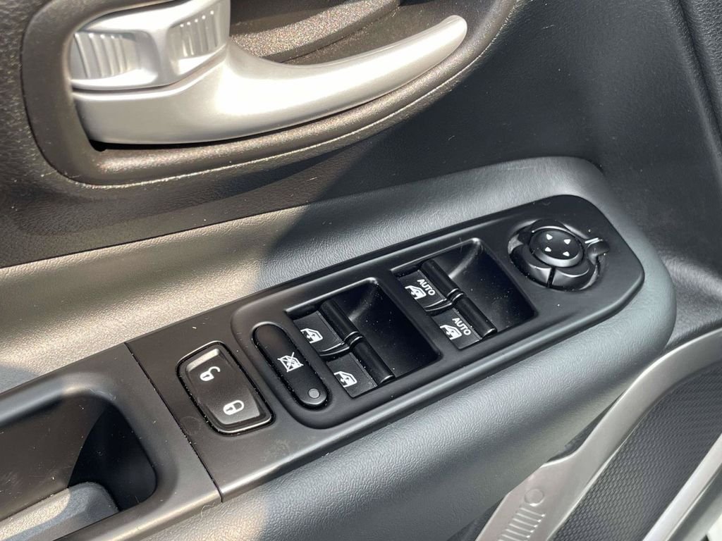 Used 2023 White Jeep Latitude image 15