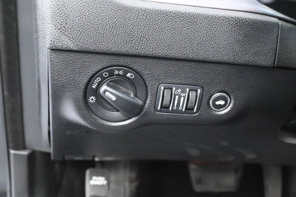 Used 2023 Pitch Black Clearcoat Dodge SXT image 15