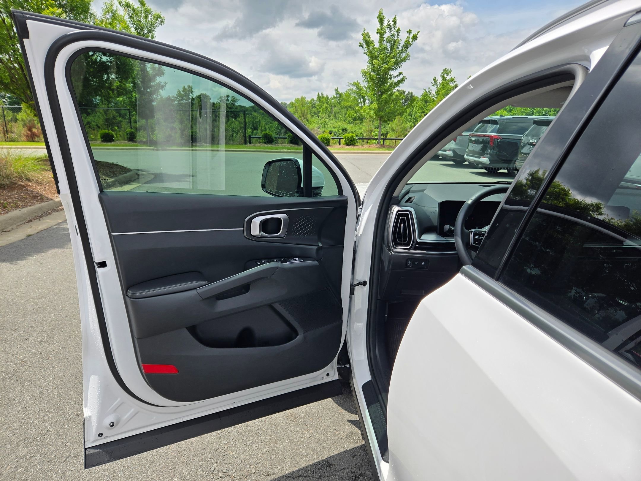 Used 2025 Glacial White Pearl Kia EX image 20