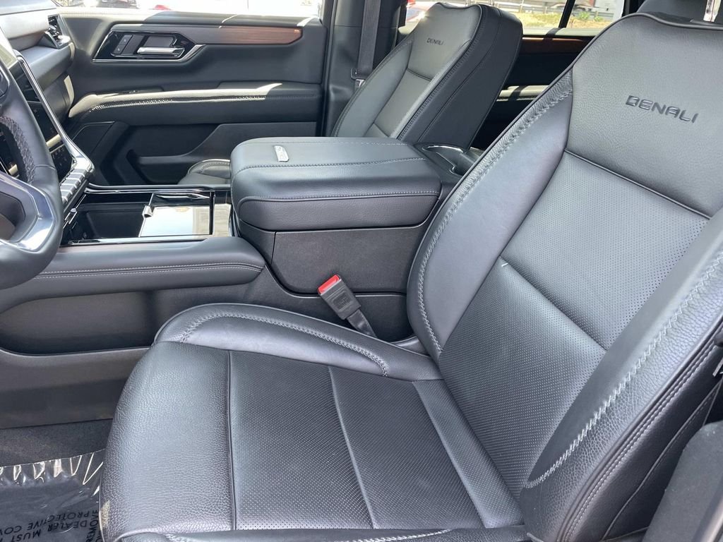 2025 GMC Yukon Denali - Photo 23