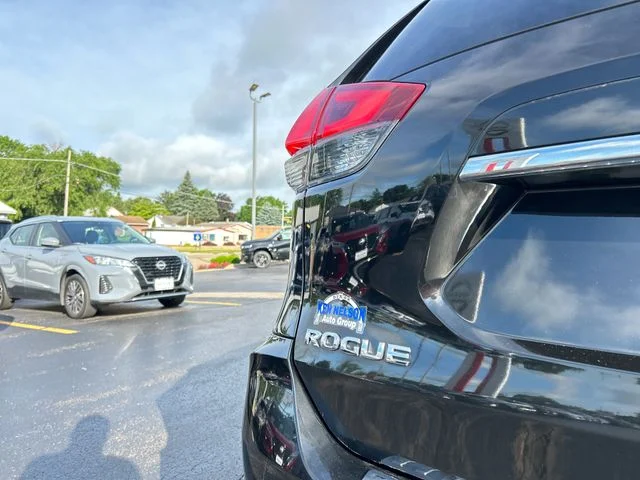 Used 2018 Magnetic Black Nissan SL image 4