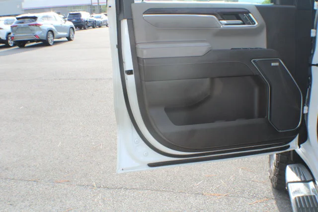 Used 2022 White Frost Tricoat GMC SLT image 6
