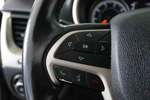 Used 2015 White Jeep Latitude image 4