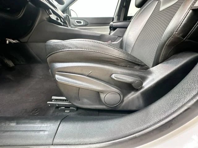 Used 2024 White Jeep Latitude image 15