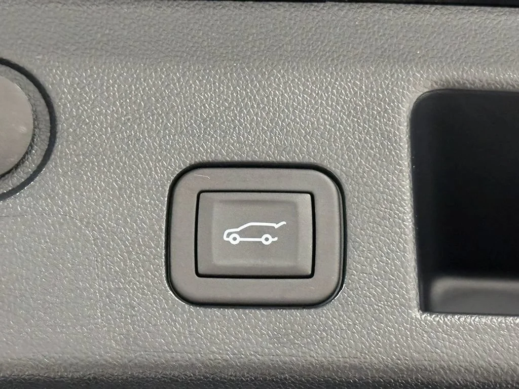 Used 2025 Mosaic Black Metallic Chevrolet ACTIV image 13