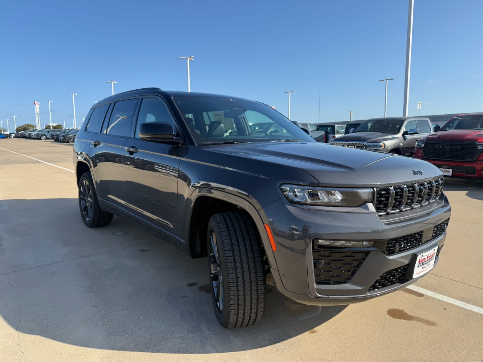 New 2026 Baltic Gray Metallic Clear-Coat Exterior Paint Jeep Limited Reserve image 4