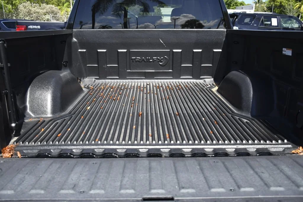 Used 2025 Onyx Black GMC SLT image 30