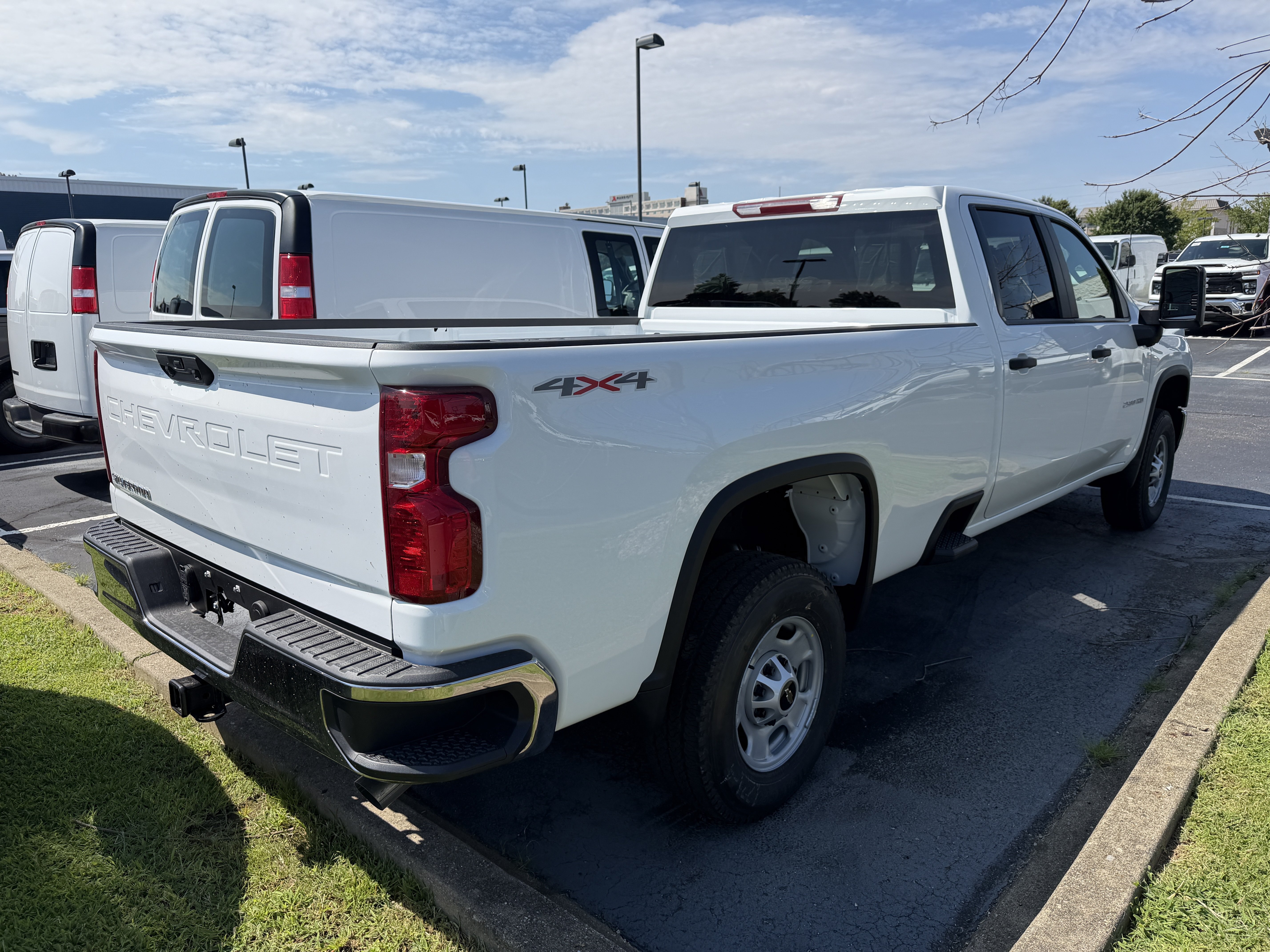 New 2026 Summit White Chevrolet WT image 7
