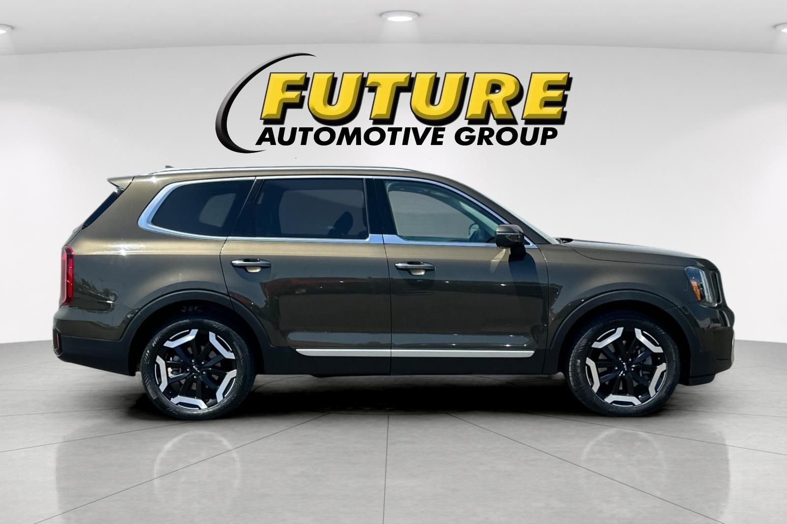 Used 2024 Green Kia S image 3