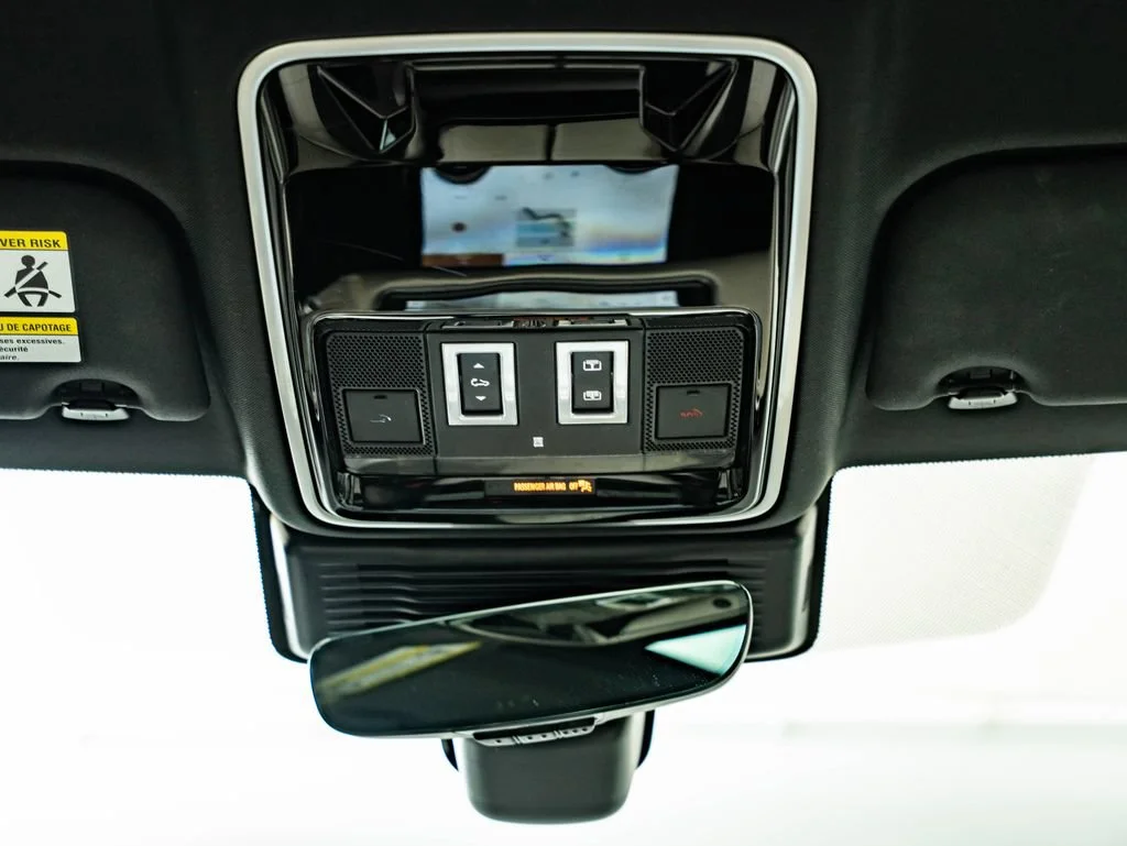 Used 2023 Fuji White Land Rover R-Dynamic S MHEV image 40