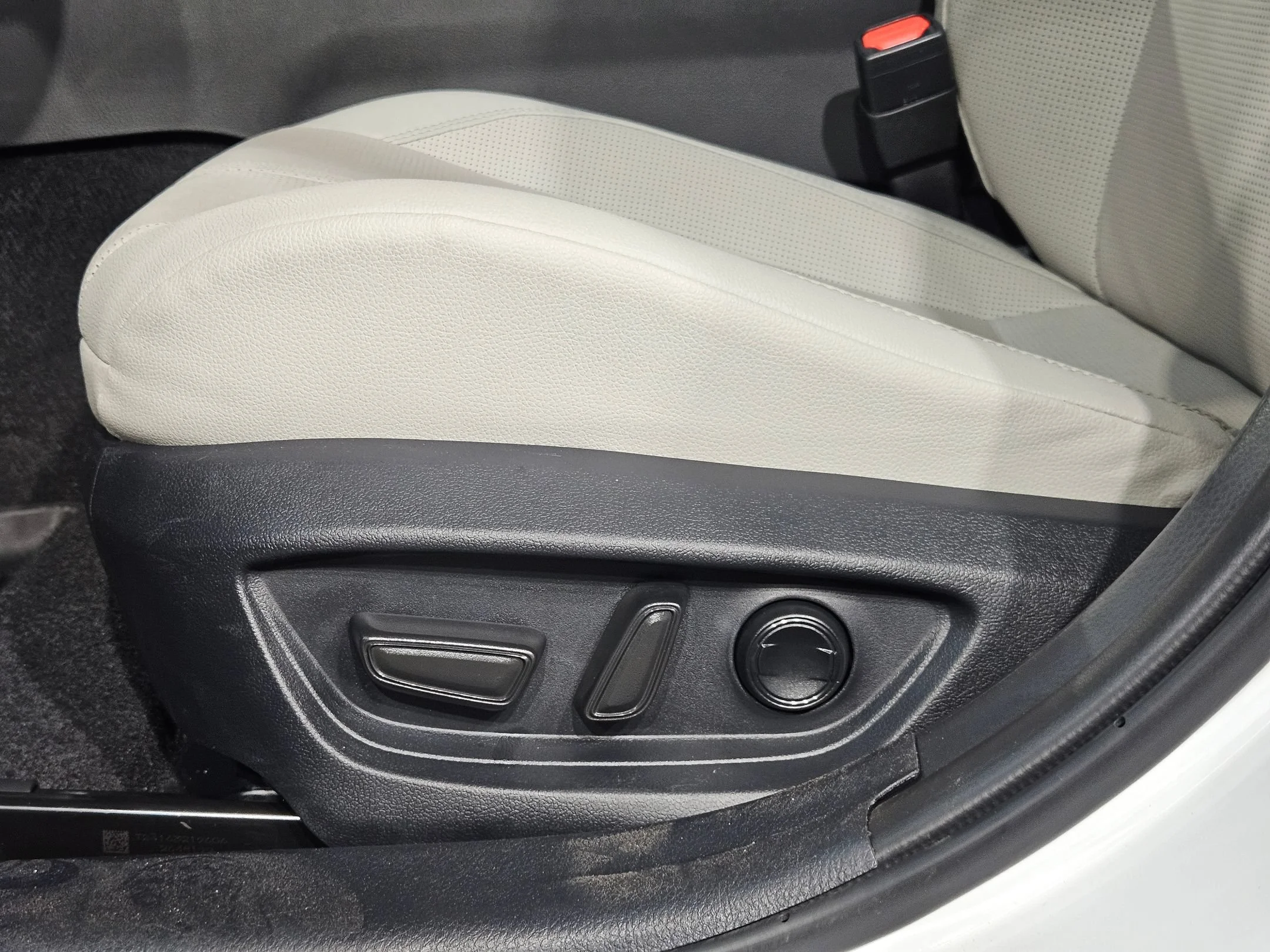 Certified Used 2025 Wind Chill Pearl Toyota XLE image 23