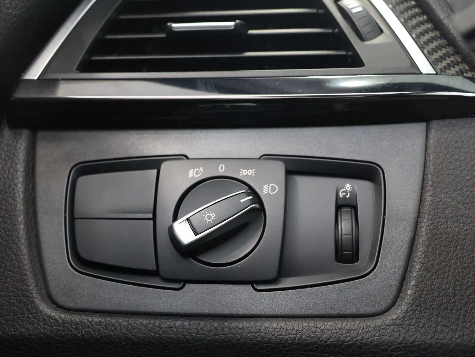 Used 2018 Black Sapphire Metallic BMW  image 20
