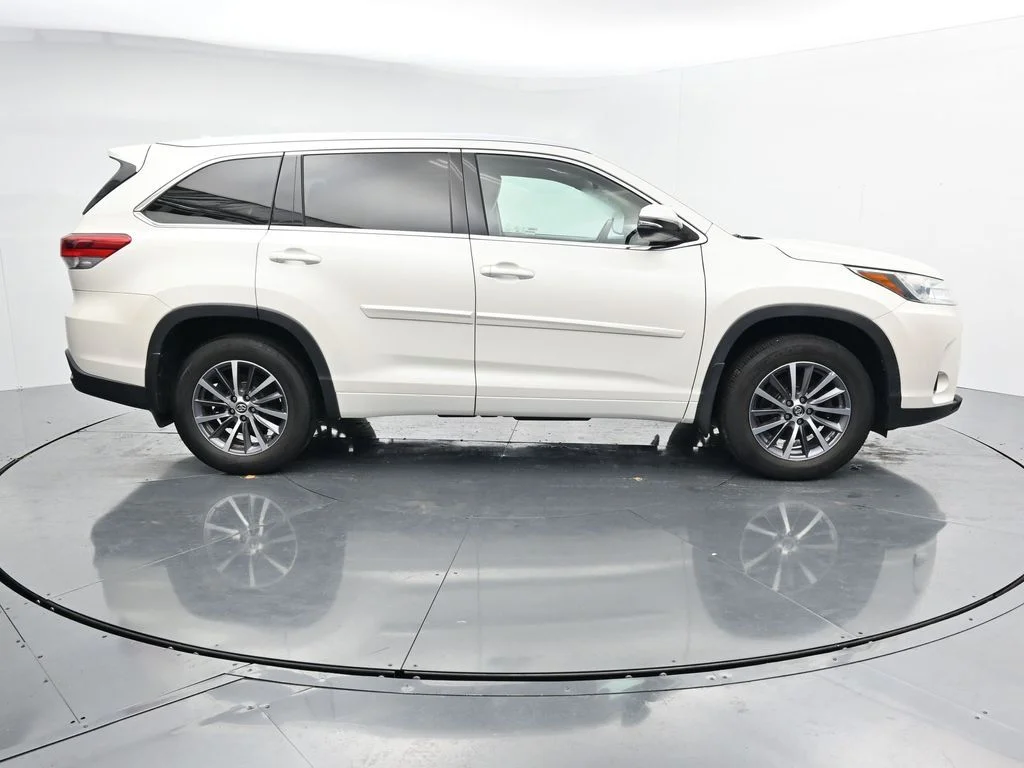 Used 2018 White Toyota XLE image 9
