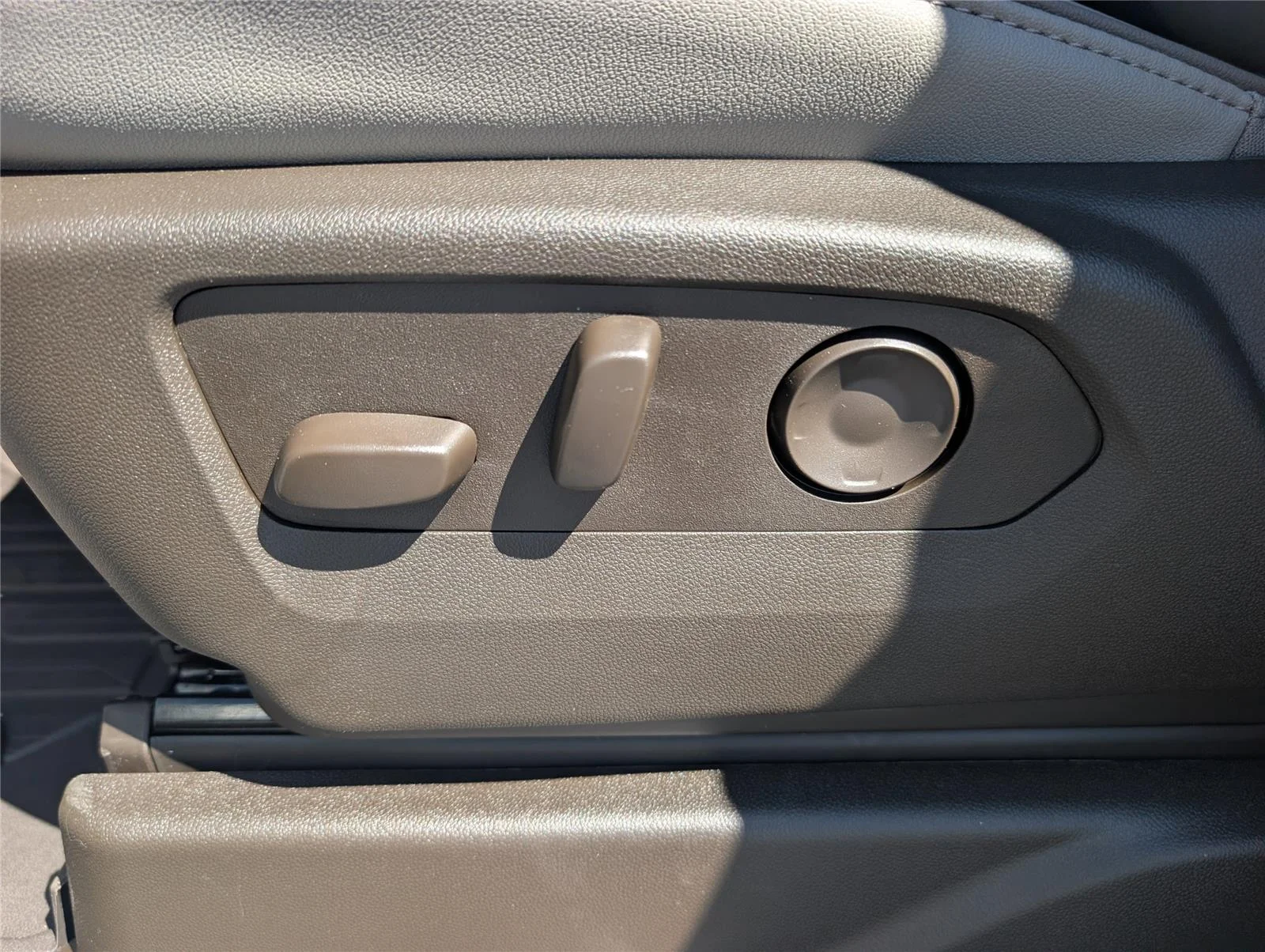New 2026 Summit White GMC Elevation image 39