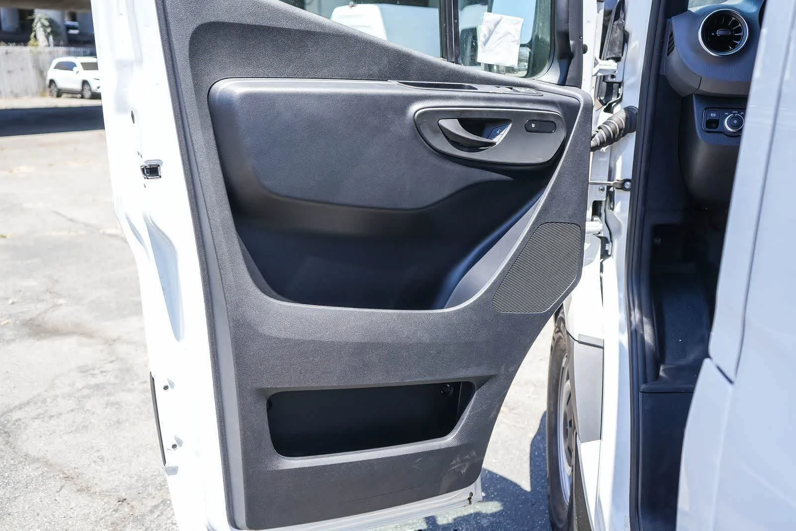 New 2025 Arctic+White Mercedes-Benz Cargo 170WB High Roof 113kw Battery RWD SO Motor image 24