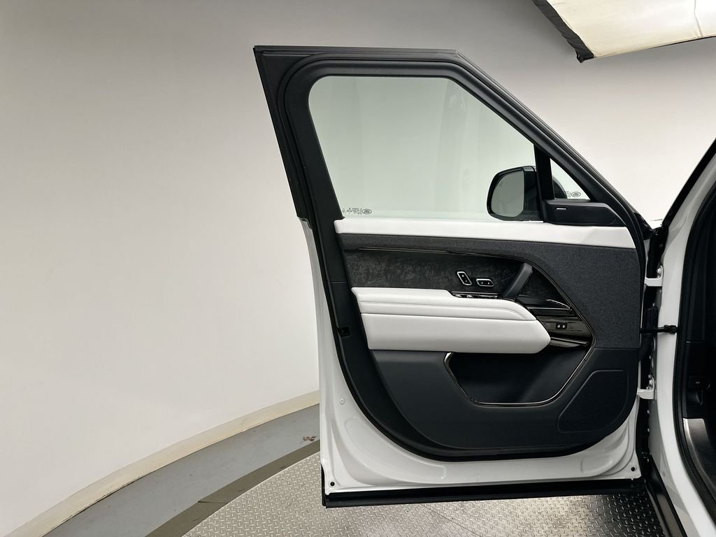 Used 2023 Fuji White Land Rover SE image 21