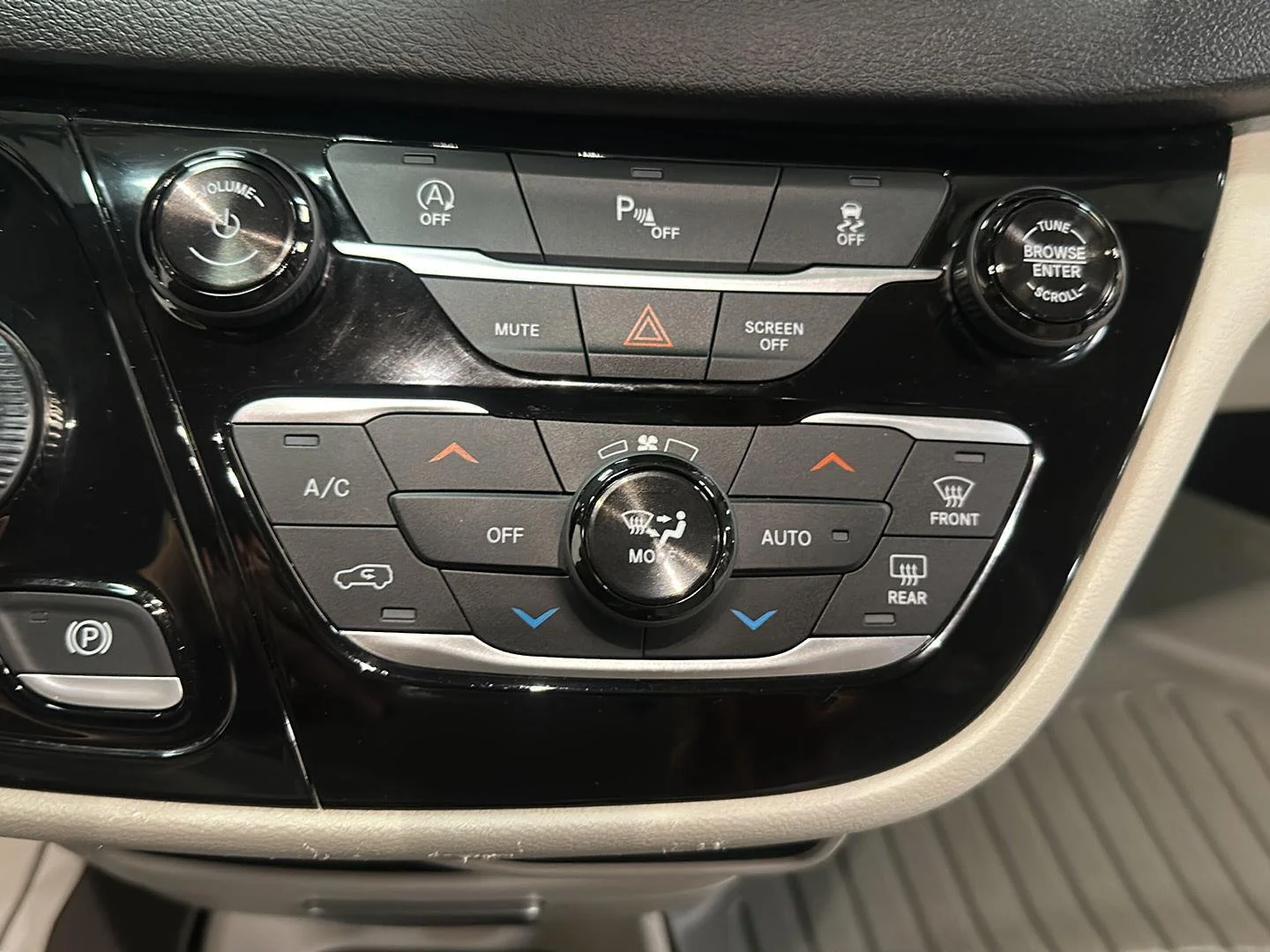 Used 2019 Velvet Red Pearlcoat Chrysler Touring L image 25